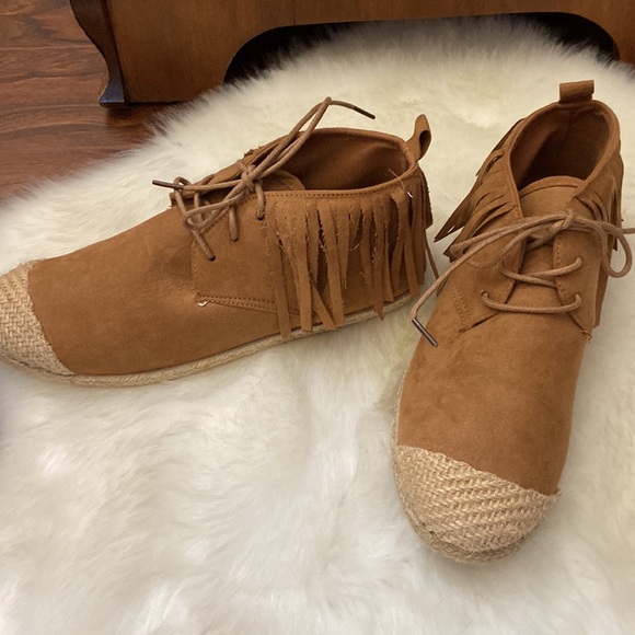 GUC Cognac fringe accent lace-up sneaker in size 8 - Picture 2 of 7